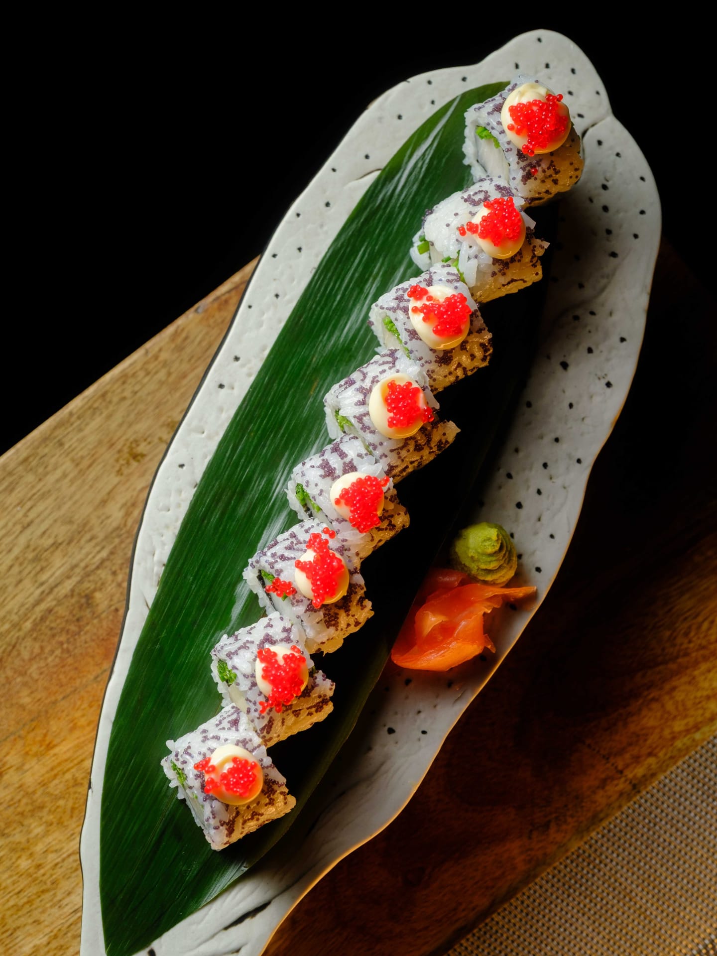 Uramaki con tobiko rojo
