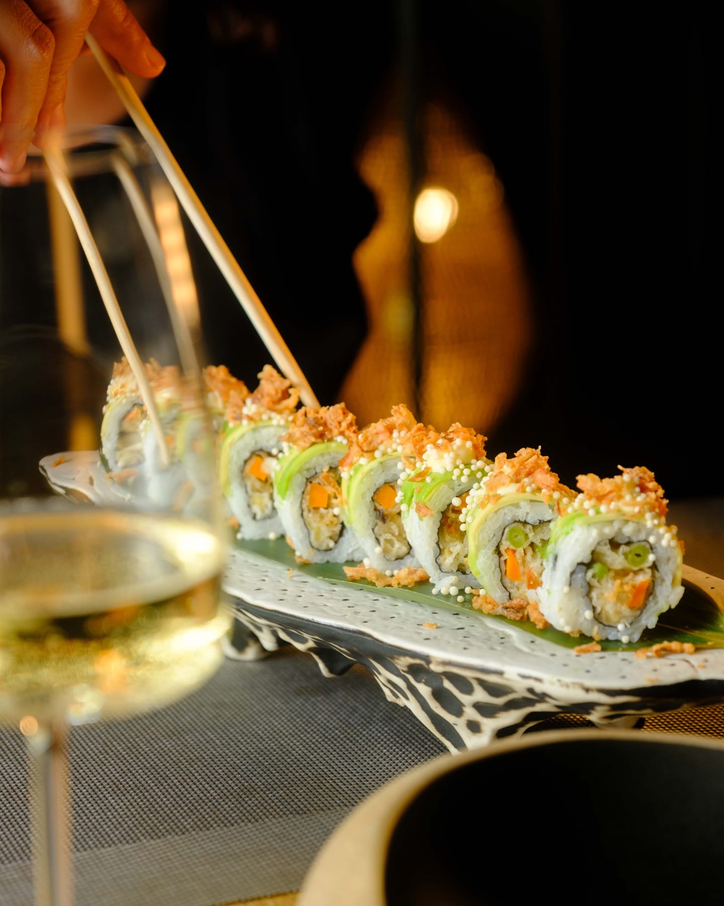 Uramaki con aguacate y crujiente