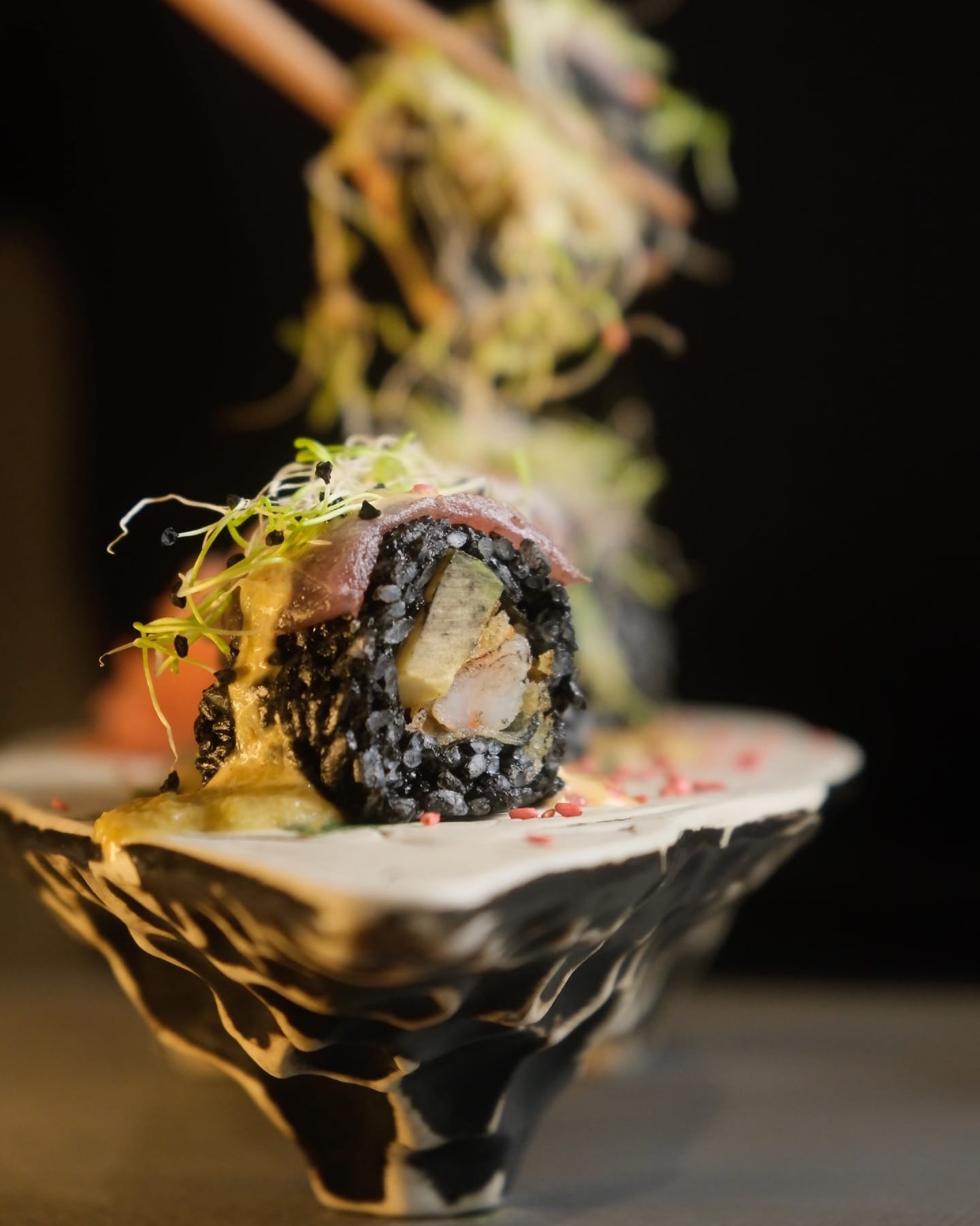 Maki negro con atún