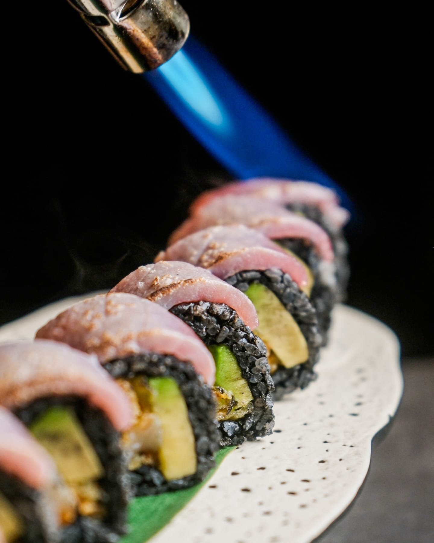 Maki flameado con atún