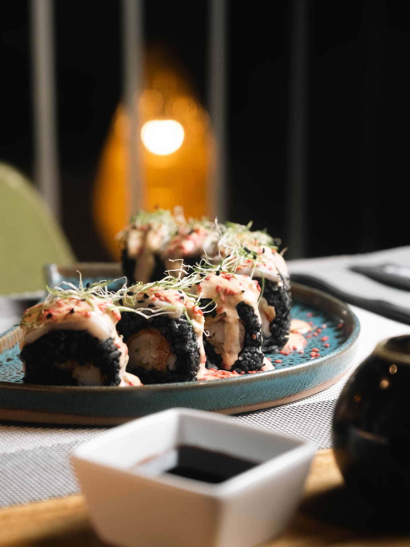 Uramaki negro con salsa
