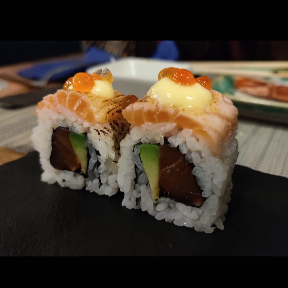 Uramaki de salmón con ikura