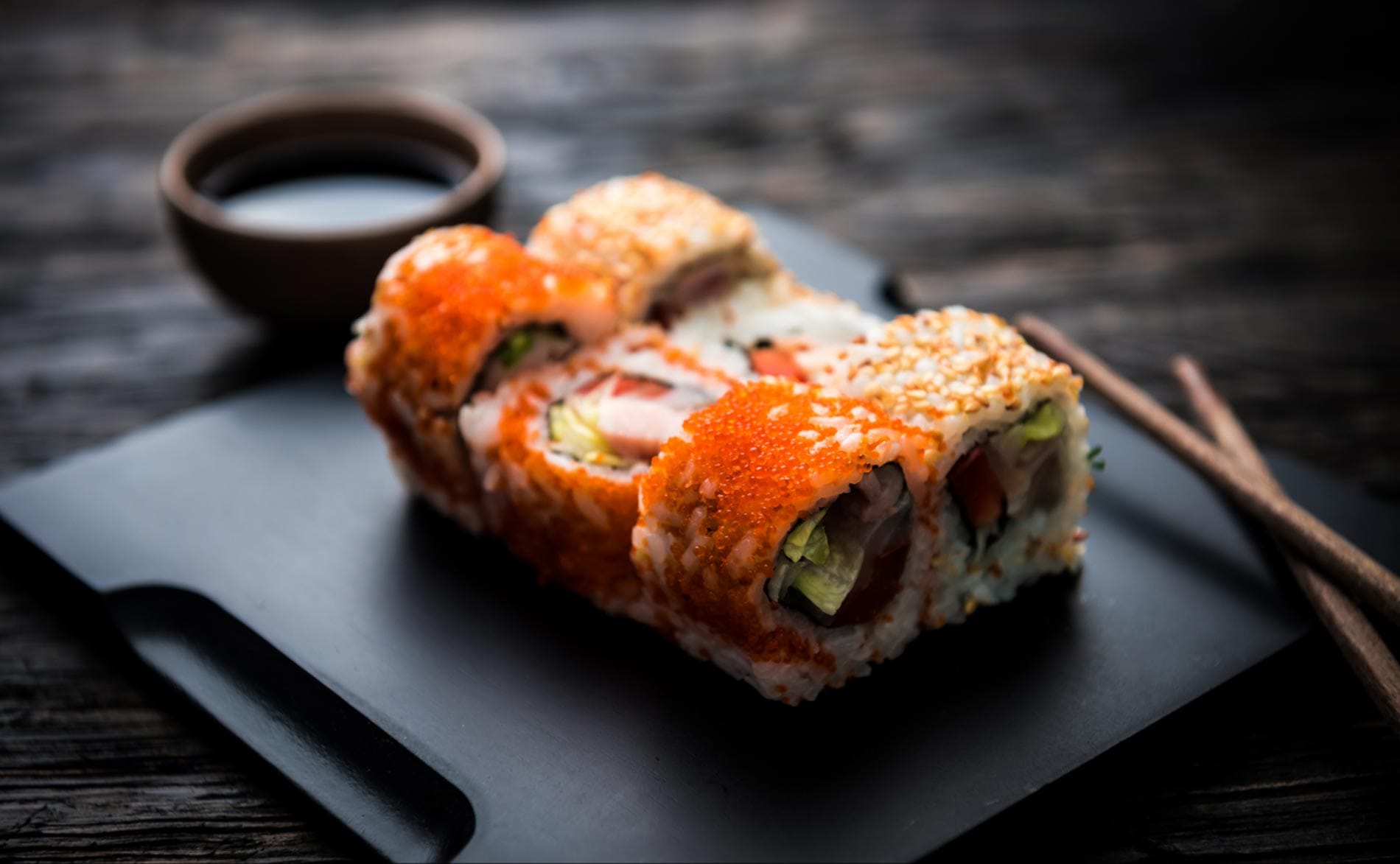 Uramaki con tobiko