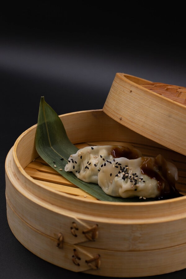 Gyozas de marisco con salsa Teriyaki y sésamo blanco y negro