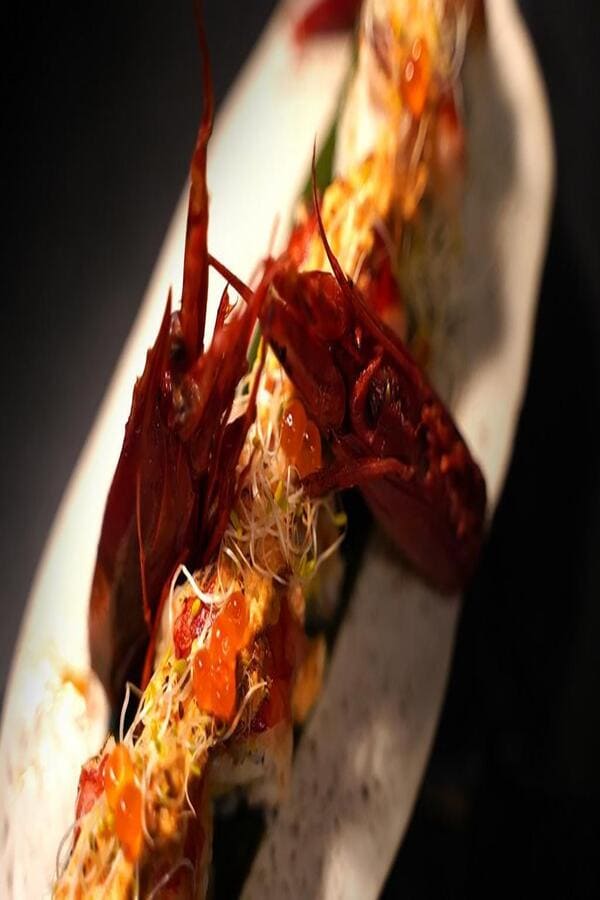 Cubierto de carabineros relleno de vieira y aguacate