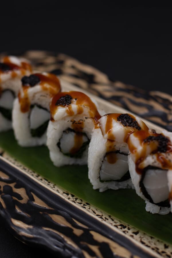 Cubierto de pez escolar negro pez mantequilla, relleno de pez escolar negro y cebollino